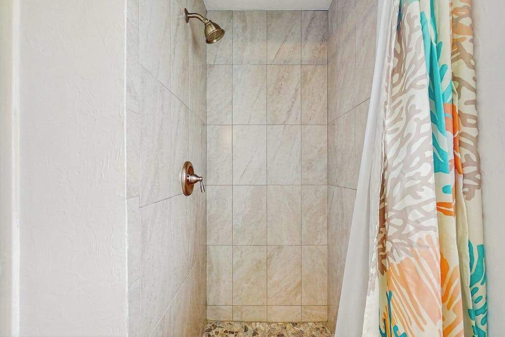 Dusche, Haartrockner, Handtücher, Shampoo