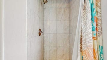 Dusche, Haartrockner, Handtücher, Shampoo