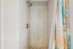 Regadera, secadora de cabello, toallas, shampoo 