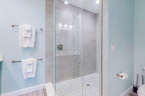Shower, hair dryer, towels - Chic Gulf Villa | Pools, Hot Tub, Sports Courts, Fishing Pier | Mins to Beach (Fort Myers)