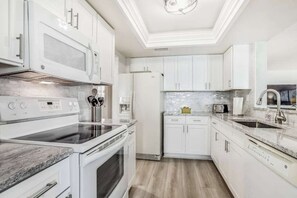 Fridge, microwave, oven, stovetop - Oceanfront condo with pool, fast WiFi, & amazing view - snowbird-friendly (Naples)