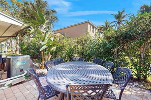 Outdoor dining - NEWLY RENOVATED:Luxurious Living and Open Concept W/ Pool on your Naples Retreat (Naples)