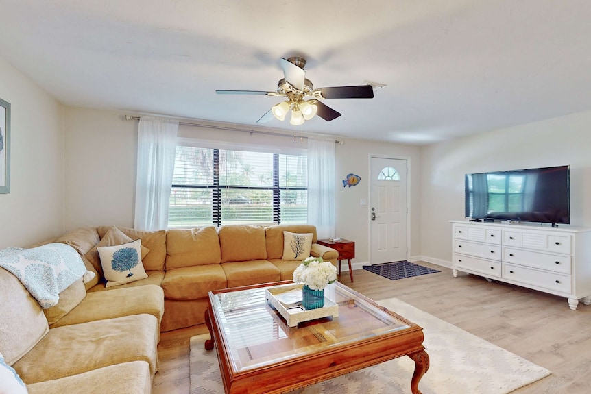 Quiet And Breezy Bungalow Near Beach W/ Screened Lanai & Gourmet Kitchen - Naples, FL