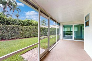 Property grounds - Quiet and Breezy Bungalow near Beach w/ Screened Lanai & Gourmet Kitchen (Naples)