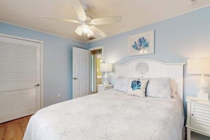 3 bedrooms, iron/ironing board, WiFi, bed sheets - Quiet and Breezy Bungalow near Beach w/ Screened Lanai & Gourmet Kitchen (Naples)