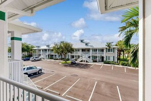 Property grounds - Upgraded Greenlinks Golf Villas Condo | All-New Appliances | Luxe Pool & Spa (Naples)