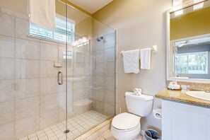 Shower, hair dryer, towels - Upgraded Greenlinks Golf Villas Condo | All-New Appliances | Luxe Pool & Spa (Naples)