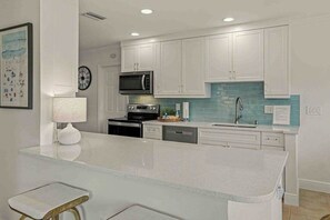 Fridge, microwave, oven, stovetop - Private heated-or-cooled pool, lush backyard, open-concept, upscale interiors (Naples)