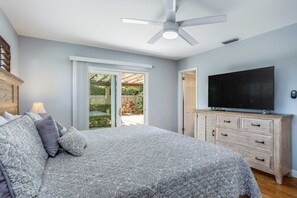 3 bedrooms, iron/ironing board, WiFi, bed sheets - Single level family home w/private pool & furnished patio w/grill, dog-friendly. (Naples)