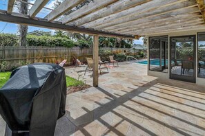 Terrace/patio - Single level family home w/private pool & furnished patio w/grill, dog-friendly. (Naples)