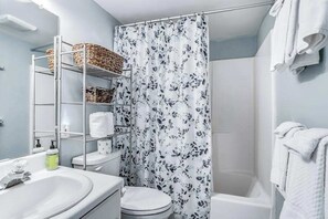 Shower, hair dryer, towels - Romantic retreat for two w/ private balcony, tennis, & beach access (Bonita Springs)