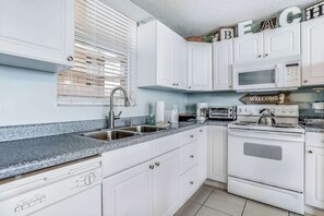 Fridge, microwave, oven, stovetop - Romantic retreat for two w/ private balcony, tennis, & beach access (Bonita Springs)