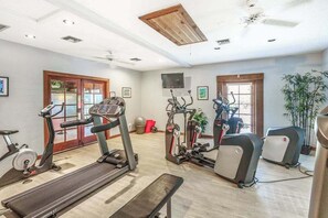 Fitness facility - Ideal Naples Getaway W/ Shared Pool, Tennis Courts, & Central AC (Naples)