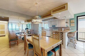 Dining - 10th-floor apt w/direct ocean views, private beach access, on-site pool, tennis (Bonita Springs)