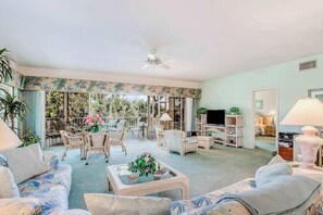 TV, stereo, offices - Ground-floor condo on the golf course with decks, pools & AC - snowbird-friendly (Bonita Springs)
