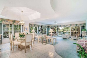 Dining - Ground-floor condo on the golf course with decks, pools & AC - snowbird-friendly (Bonita Springs)