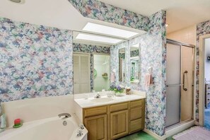 Shower, hair dryer, towels - Ground-floor condo on the golf course with decks, pools & AC - snowbird-friendly (Bonita Springs)