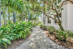 Property grounds - Ground-floor condo on the golf course with decks, pools & AC - snowbird-friendly (Bonita Springs)