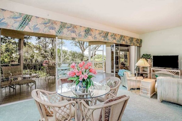 TV, stereo, offices - Ground-floor condo on the golf course with decks, pools & AC - snowbird-friendly (Bonita Springs)