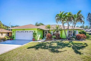 Exterior - Beautiful home with private pool & lanai - near beaches & parks (Bonita Springs)