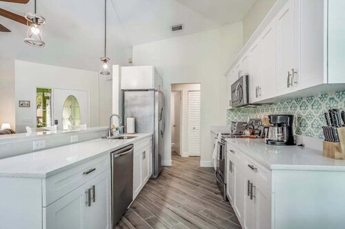 Beautiful home with private pool & lanai - near beaches & parks