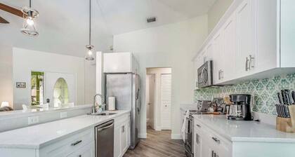 Beautiful home with private pool & lanai - near beaches & parks