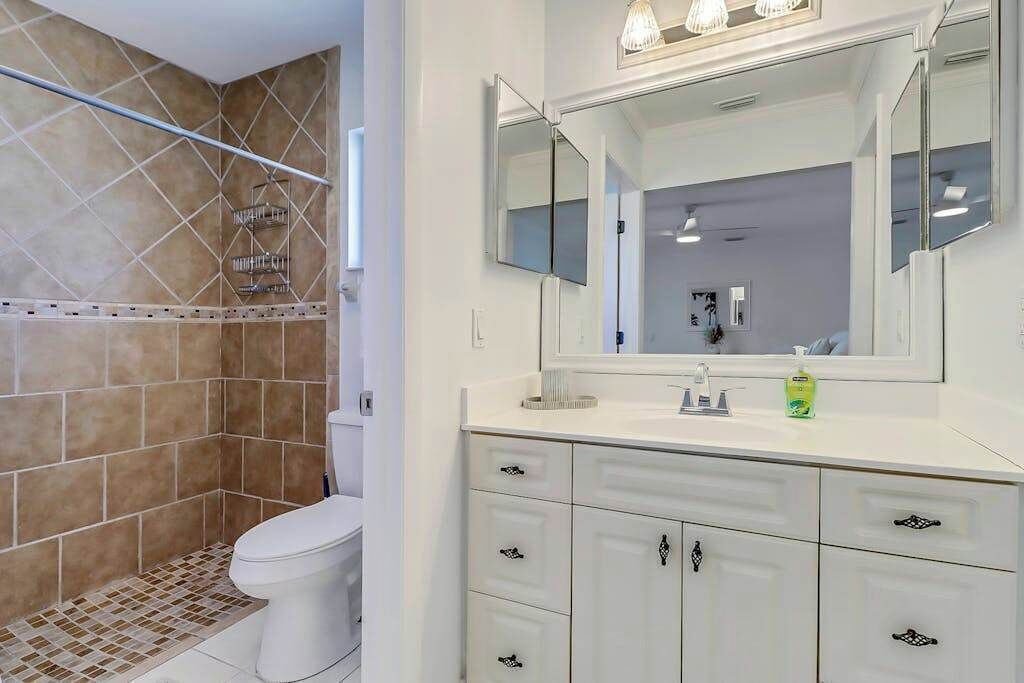 Een douche, een haardroger, handdoeken