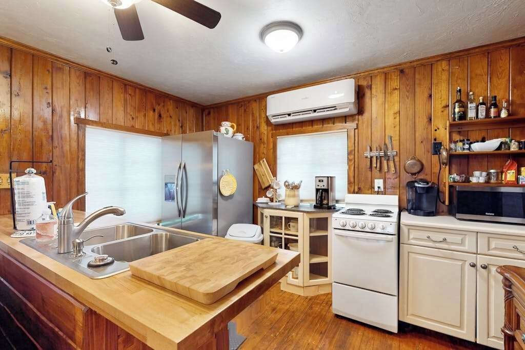 Réfrigérateur, four à micro-ondes, un four, surface de cuisson