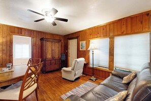 TV - Classic dog-friendly cottage with kitchen, washer/dryer, & central AC (Bonita Springs)