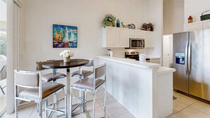 コーヒー / ティーメーカー、冷蔵庫、電子レンジ、オーブン