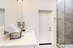 Shower, towels - Luxurious home with modern interior with wifi and beautiful pool (Bonita Springs)