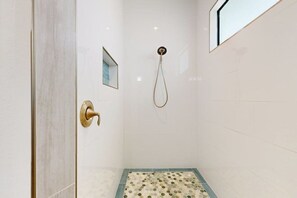Shower, hair dryer, towels - Spacious, dog friendly home with pool, on waterway within minutes to the Gulf (Bokeelia)