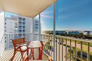 Property grounds - Gulf view studio with shared pool, steps to the beach, and internet (Bonita Springs)