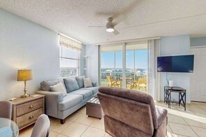 TV, offices - Gulf view studio with shared pool, steps to the beach, and internet (Bonita Springs)