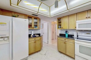 Fridge, microwave, oven, stovetop - Canal-Front Gem w/ Private Pool & Boat Dock - Great Cape Coral Locale (Cape Coral)