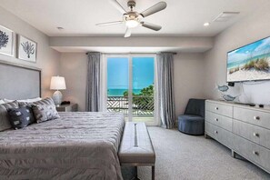 5 bedrooms, desk, iron/ironing board, travel crib - Immaculate home w/ in ground outdoor pool, breezy private balcony, & pool table (Bonita Springs)