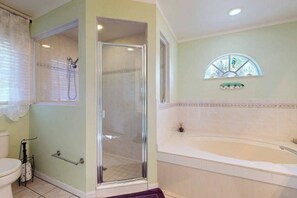 Shower - Canal-side gem with screened pool, boat dock & Gulf access - near dining (Cape Coral)