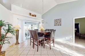 Dining - Canal-side gem with screened pool, boat dock & Gulf access - near dining (Cape Coral)