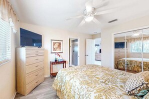 3 bedrooms, desk, iron/ironing board, WiFi - Canal-front home with private heated pool, pool spa, dock, kayaks, grill, 1 bike (Cape Coral)