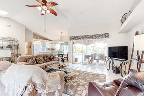TV, offices - Canal-front home with private heated pool, pool spa, dock, kayaks, grill, 1 bike (Cape Coral)