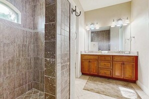 Dusche, Haartrockner, Handtücher