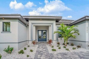 Exterior - Gorgeous home with heated pool, lanai, grill, and washer/dryer (Cape Coral)