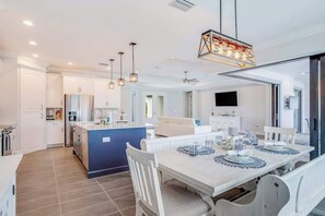Dining - Gorgeous home with heated pool, lanai, grill, and washer/dryer (Cape Coral)