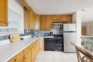 Fridge, microwave, oven, stovetop - Coastal studio with water views, shared pool, and internet (Bonita Springs)