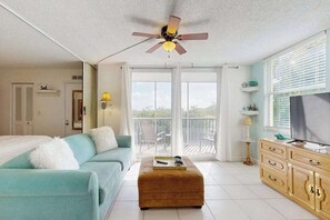TV, offices - Coastal studio with water views, shared pool, and internet (Bonita Springs)