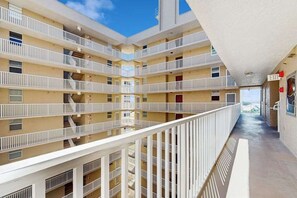Property grounds - A Fully Remodeled Gulf Retreat — Stylish Comforts Steps from the Shore. (Bonita Springs)