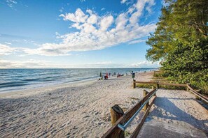 På stranden