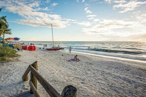 På stranden