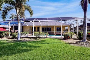 Pool - Luxury home w/private heated pool in the heart of Cape Coral (Cape Coral)