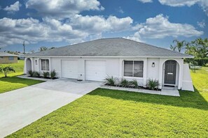 Exterior - Dog-friendly duplex with shared pool & great location - full kitchen, AC, & W/D (Cape Coral)